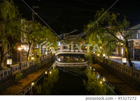 Kinosaki-cho, Toyooka City, Hyogo Prefecture, a popular hot spring area in the Kansai region, the townscape of Kinosaki Onsen at night (Yanagi-dori) 95327272
