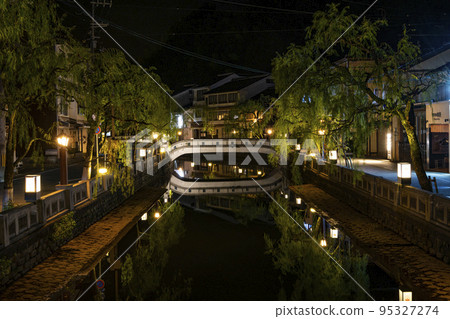 Kinosaki-cho, Toyooka City, Hyogo Prefecture, a popular hot spring area in the Kansai region, Kinosaki Onsen's nightscape (Yanagi-dori) Kinosaki-cho, Toyooka City, Hyogo Prefecture, a popular hot spring area in the Kansai region, Kinosaki Onsen's nightscape (Yanagi-dori) 95327274