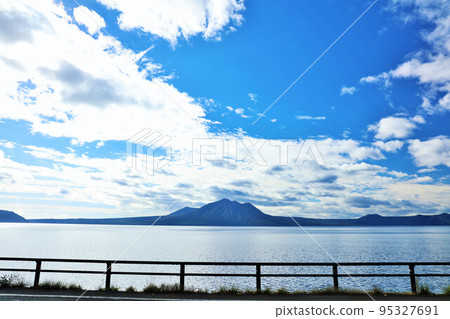 北海道秋天藍天和支笏湖 95327691