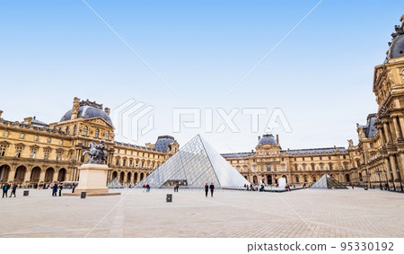 Louvre Museum, Paris *partially soft focus 95330192