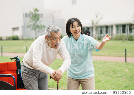 照顧者和高級康復老人和幫手 95330560