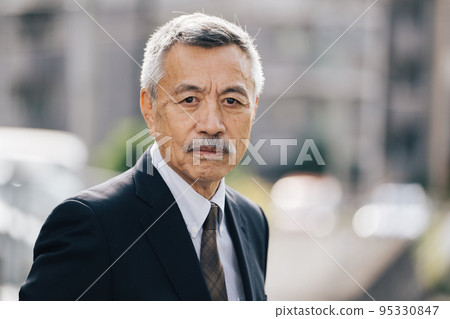 Senior man in suit, working senior 95330847