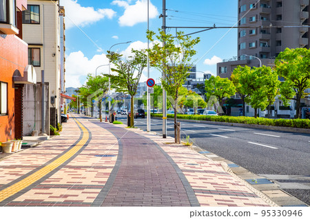 從南町四丁目十字路口附近看到的宇品海岸通。 95330946