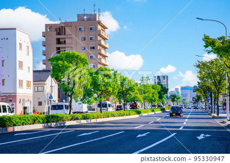 A view of the Ujina Kaigan-dori from near the Minamimachi 4-chome intersection. 95330947
