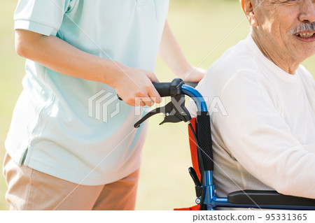 推輪椅的護理人員/護士的手 95331365