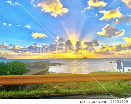 從山口縣角島回家的路上,從車內看到的夕陽 從山口縣角島回家的路上,從車內看到的夕陽 95331399
