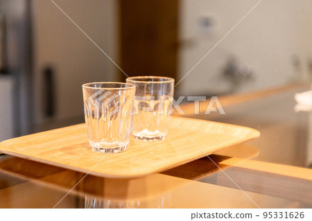 餐廳/餐廳櫃檯放置的水和冷水 95331626