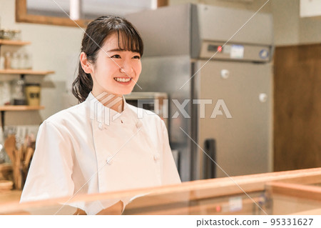 在居酒屋/餐廳的廚房工作的亞洲女性 95331627