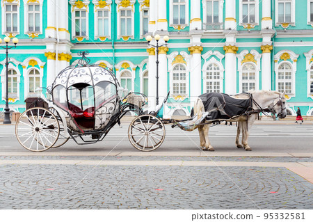 the crew equipped with horses on the background of the Hermitage Museum in St. Petersburg.general plan 95332581
