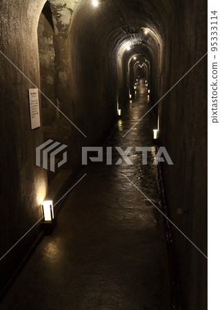 昏暗的隧道裡閃爍著昏暗的燈光 95333114