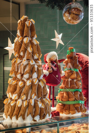 Nice christmas tree made vith sicilian cannoli, Nice christmas tree made vith sicilian cannoli, 95333635