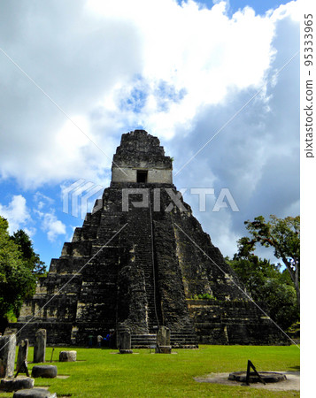 瑪雅遺址蒂卡爾的美洲虎神廟前 95333965