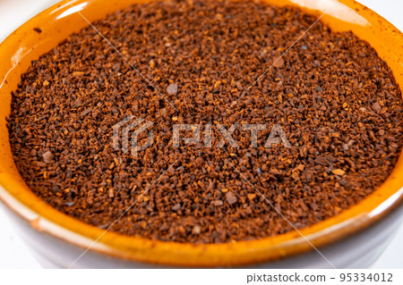 Ground coffee ready for brewing, top view of coffee. 95334012