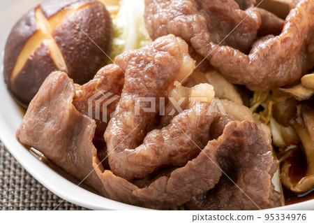 壽喜燒風格的牛肉煮熟了。 95334976