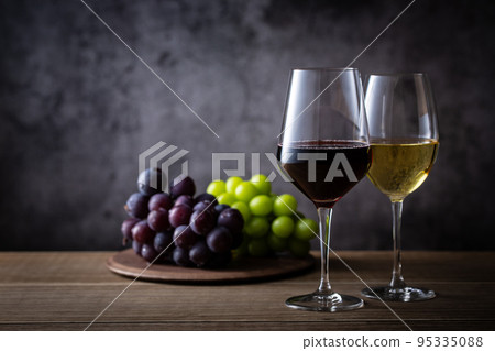 兩杯紅酒和葡萄 95335088