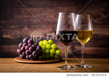 兩杯紅酒和葡萄 95335414