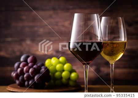 兩杯紅酒和葡萄 95335415