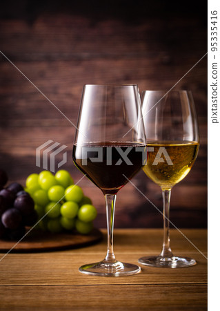 兩杯紅酒和葡萄 95335416