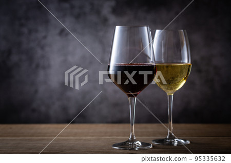 享受葡萄酒 95335632