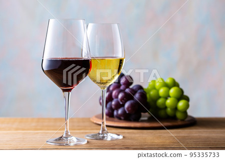 兩杯紅酒和葡萄 95335733