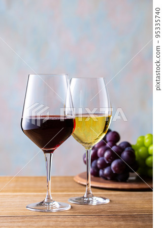Two glasses of wine and grapes Two glasses of wine and grapes 95335740