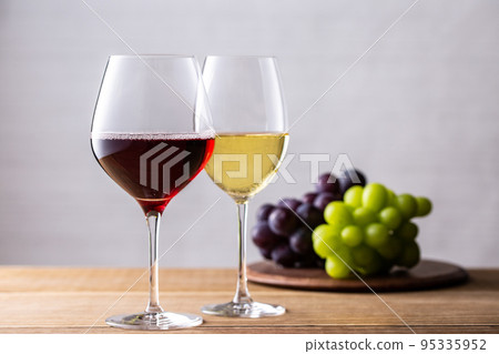 Two glasses of wine and grapes 95335952