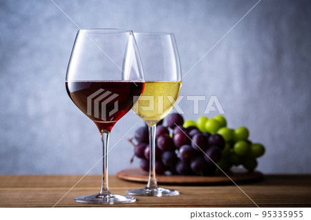 Two glasses of wine and grapes 95335955