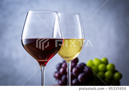 兩杯紅酒和葡萄 兩杯紅酒和葡萄 95335958