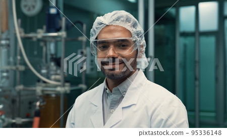 Portrait of a man scientist in uniform working in curative laboratory 95336148