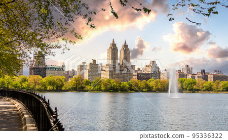 Skyline panorama with Eldorado building and reservoir with fountain in Central Park in midtown Manhattan in New York City Skyline panorama with Eldorado building and reservoir with fountain in Central Park in midtown Manhattan in New York City 95336322