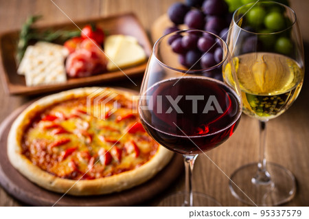2 glasses of wine and pizza 95337579