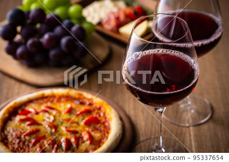 Red wine and Italian food 95337654