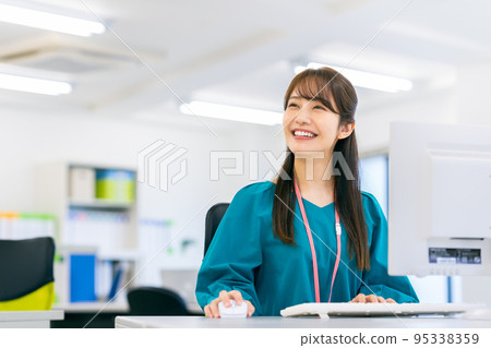 年輕工程師在辦公室 95338359