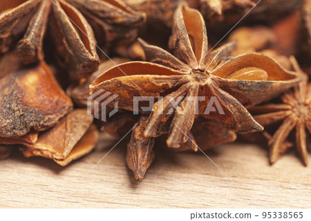 Star anises dried spice fruits 95338565