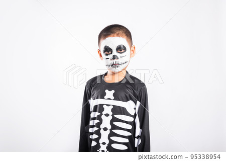 Portrait of Asian little kid boy wearing skeleton costume 95338954