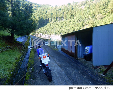 在某個村莊騎自行車 95339149