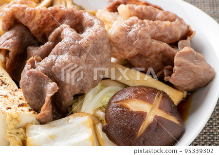 壽喜燒式煮牛肉。 壽喜燒式煮牛肉。 95339302