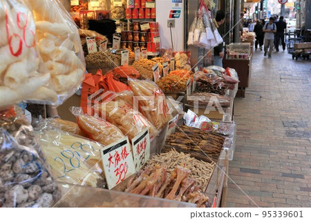 香港德輔堂西面的一家干貝和鹽乾魚的商店。有些人不知道該用哪種菜 95339601