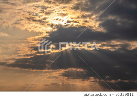 從橫濱看到的日本雲景觀“天使之梯” 從橫濱看到的日本雲景觀“天使之梯” 95339811
