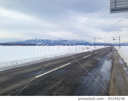 一直延伸到地平線的北海道道路 95340246