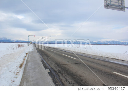 一直延伸到地平線的北海道道路 95340417