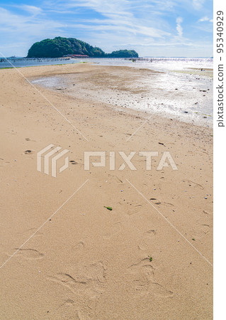 Tombolo on the Higashihazu Coast, a straight road leading to Maejima <Nishio City, Aichi Prefecture> 95340929