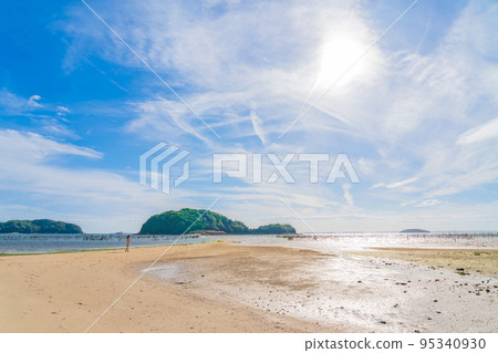 Tombolo on the Higashihazu Coast, a straight road leading to Maejima <Nishio City, Aichi Prefecture> Tombolo on the Higashihazu Coast, a straight road leading to Maejima <Nishio City, Aichi Prefecture> 95340930