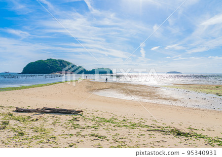 Tombolo on the Higashihazu Coast, a straight road leading to Maejima <Nishio City, Aichi Prefecture> Tombolo on the Higashihazu Coast, a straight road leading to Maejima <Nishio City, Aichi Prefecture> 95340931