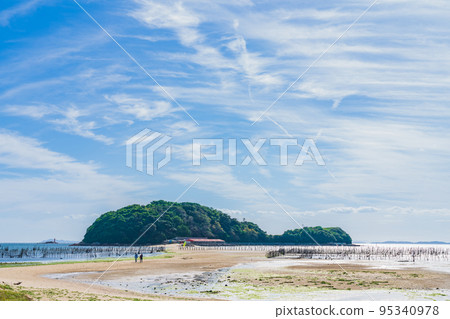 Tombolo on the Higashihazu Coast, a straight road leading to Maejima <Nishio City, Aichi Prefecture> 95340978