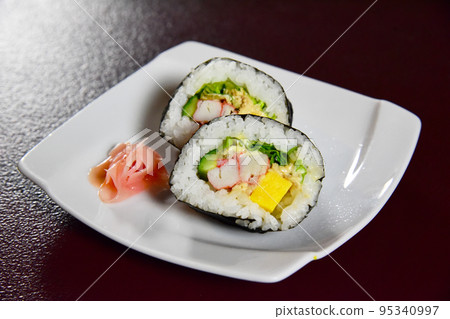 充滿食材的壽司卷 充滿食材的壽司卷 95340997