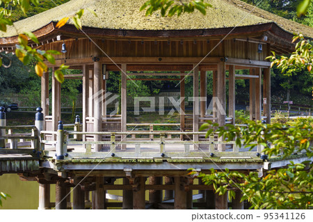 Sagiike池塘中心的浮見堂奈良公園,初秋的早晨 Sagiike池塘中心的浮見堂奈良公園,初秋的早晨 95341126