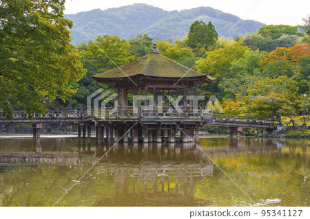 Sagiike池塘中心的浮見堂奈良公園，初秋的早晨 95341127