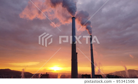 SDGs 全球環境！ Entotsu 煙霧、彩色天空和雲彩 環境問題和工廠污染物 95341506