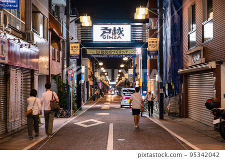 《東京》戶越銀座商店街，晚上回家的時候 95342042